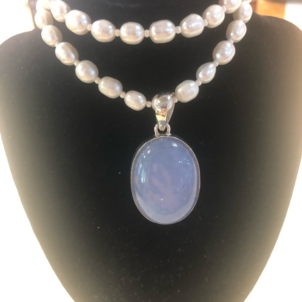 Simply beautiful Chalcedony pendant and pearls